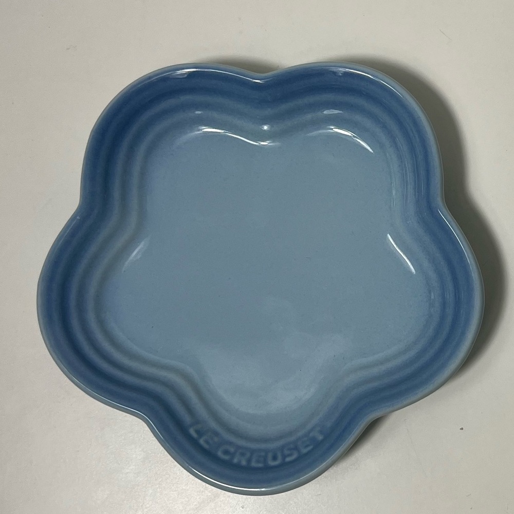 Le Creuset Stoneware Flower Petal Scalloped Trinket Dish Plate Tray - Picture 2 of 11